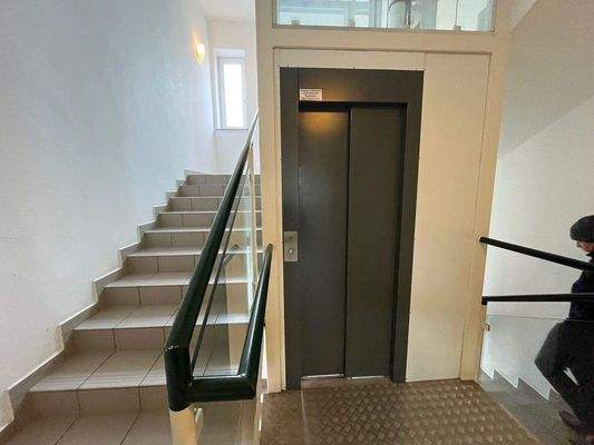 Büro- und Wohnhaus, Treppenhaus mit Aufzug