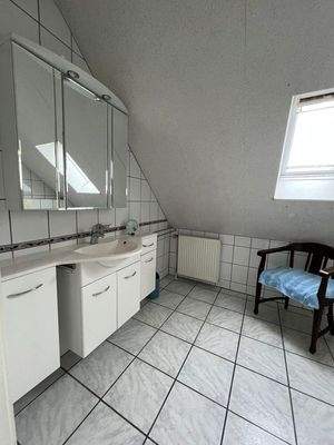 DG: Bad mit Dusche und Fenster