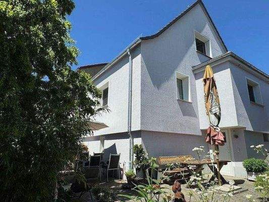 Seitenansicht und Terrassen