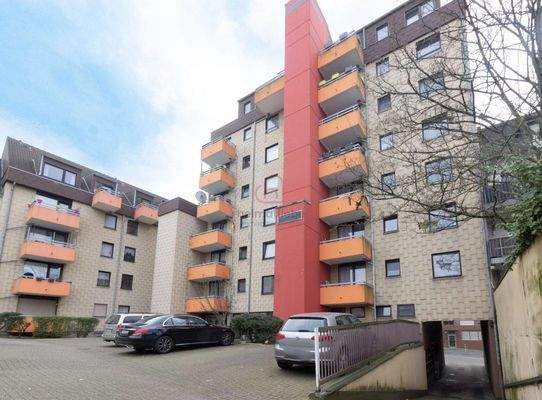 Rückansicht mit  Innenhof und Einfahrt