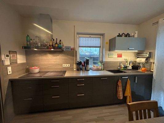 Küche mit großem Ceranfeld