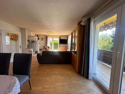 Wohnzimmer mit Ausgang auf die Terrasse