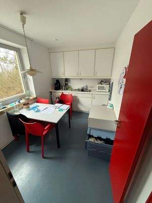 Helles Büro mit roter Tür