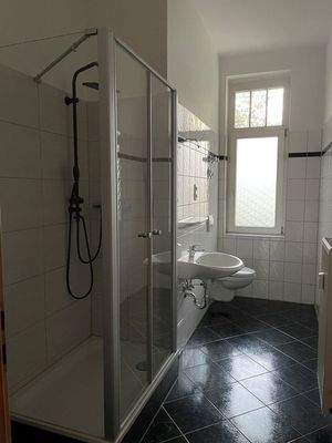 Bad mit großer Dusche und Fenster