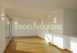 Wohnzimmer mit direktem Zugang zur Dachterrasse