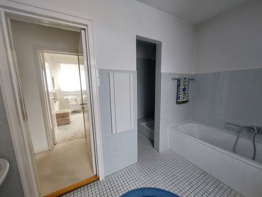Badezimmer mit Dusche und Blick in den Flur