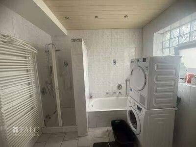 Bad mit Dusche + Wanne