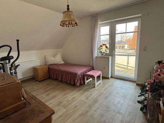 Zimmer mit Zugang zur Dachterrasse und möglichen Küchenanschlüssen