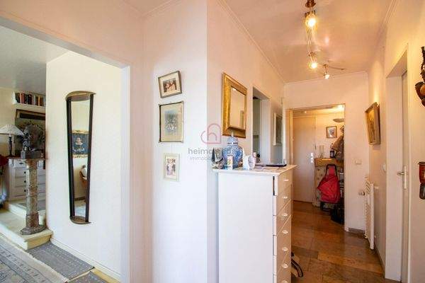 Diele mit Blick in die Wohnung