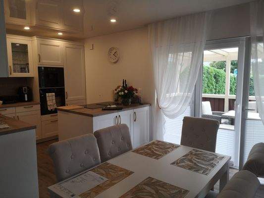 Helles Esszimmer mit Küche