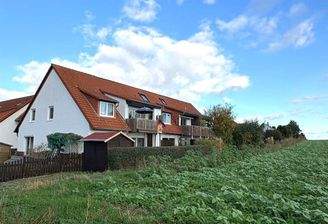 Hausansicht zum Feldrand