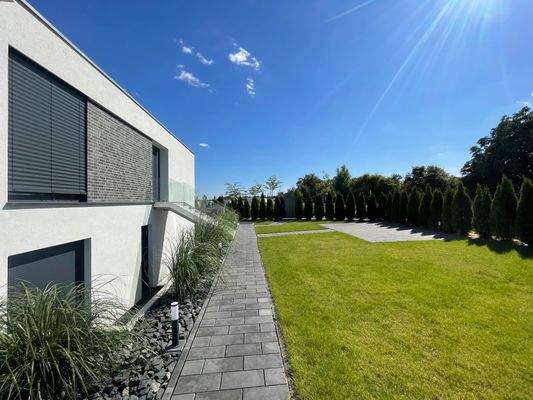  Garten + Wohnungseingang