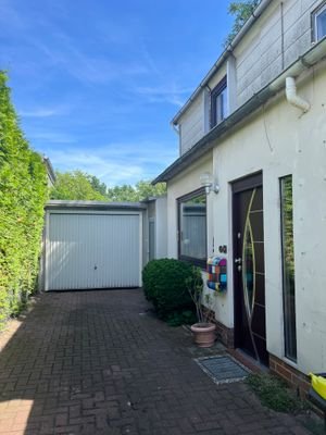 Eingang und Garage