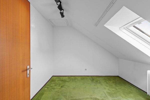 Helles Dachgeschosszimmer mit Dachschrägenfenster