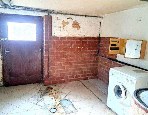 Kelleraum 2 mit Ausgang.jpg