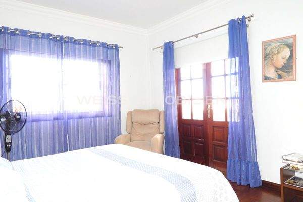 Schlafzimmer mit Ausgang zur Balkonterrasse