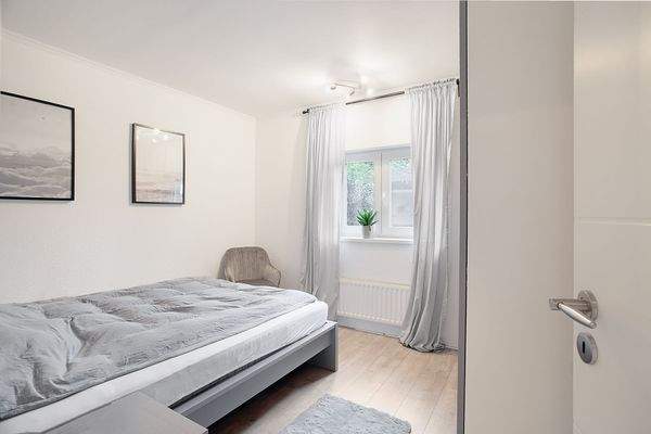 Platz im Schlafzimmer für Bett und Schrank