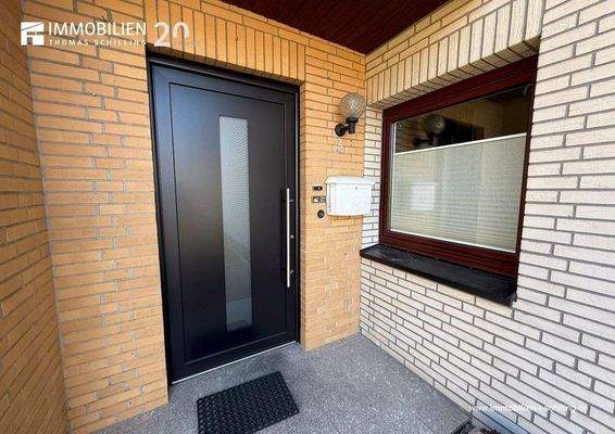  ZFH2552 •  Eingang Wohnung im Dachgeschoss