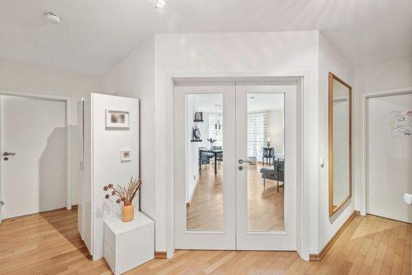 Diele mit Blick ins Wohnzimmer