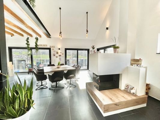 Essbereich mit Designkamin