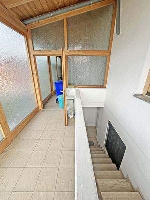 Überdachter Bereich hinter dem Haus