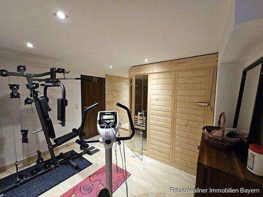 Fitnessraum mit Sauna und Dusche Bild 1