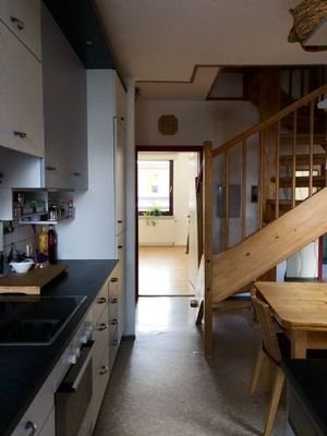 Küche mit Blick zum Treppenaufgang