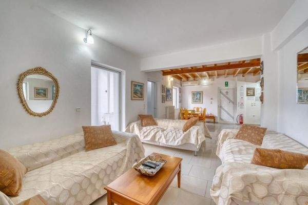 Kreta, Kalyves: Helle Villa zu verkaufen, nur wenige Schritte vom Meer entfernt