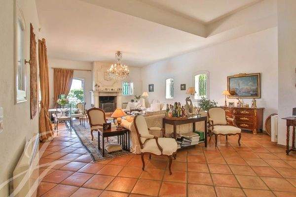 Salon Carrelage Lustre Cheminée