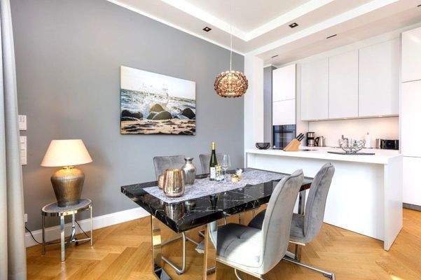 hochwertige Küche mit gemütlichem Essplatz  