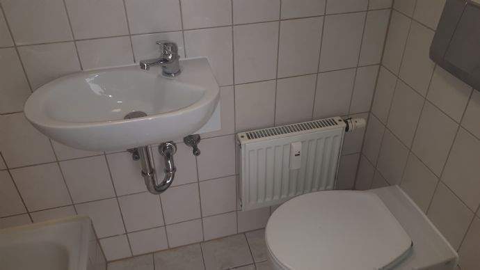 kleines  innenliegendes Bad mit Dusche