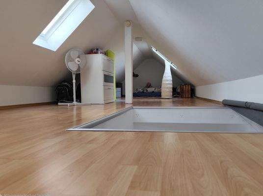 ... nachträglich ausgebauten Dachspitz