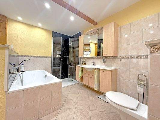 Tageslichtbad mit Wanne und Dusche