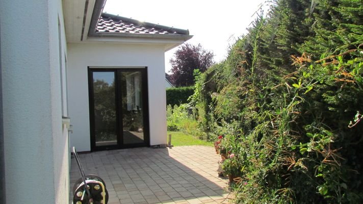 KLASSE TERRASSE  VERBINDET  KÜCHE UND WOHNZIMMER E