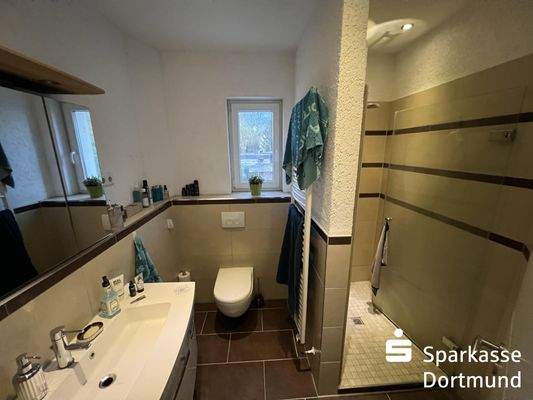 Modernisiertes Tageslichtbad mit Dusche im OG