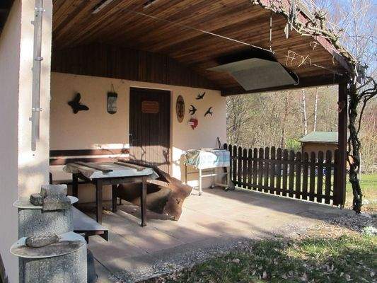 Überdachter Freisitz mit Grillplatz.JPG