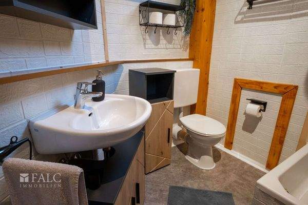 Badezimmer mit Dusche