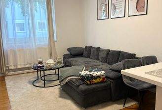 Großes helles Wohnzimmer.jpeg