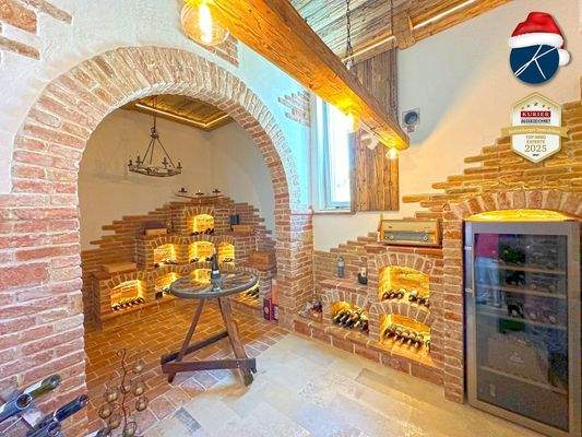 Weinlagerraum mit Verkostungstisch