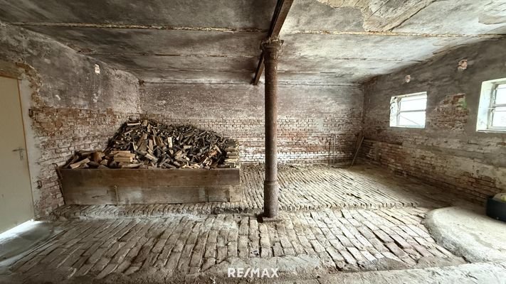 Stall jetzt Holzlagerraum