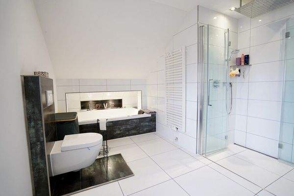 Badezimmer mit Bodentiefer Regendusche