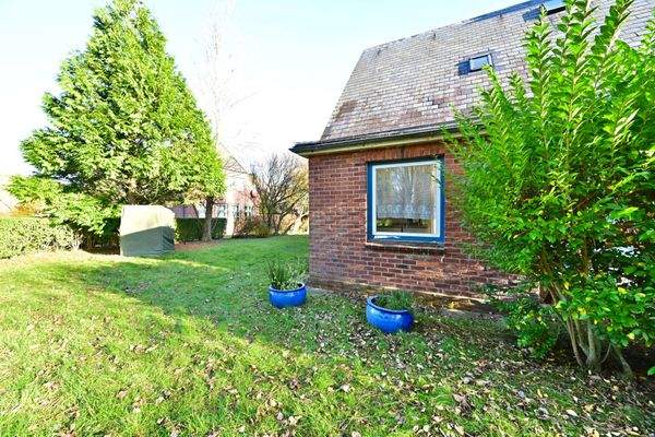 Hausansicht mit Garten