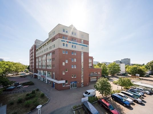 Stellflächen vor dem Gebäude im Außenbereich