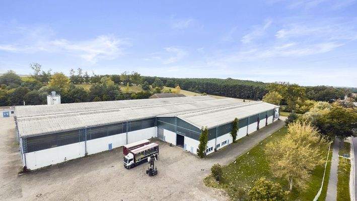 Nordostansicht mit den Rolltoren der kleinen Halle