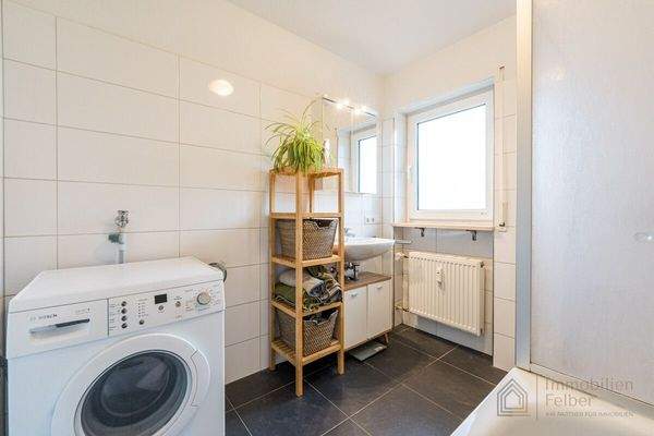 Badezimmer mit Platz für die Waschmaschine/Trockne