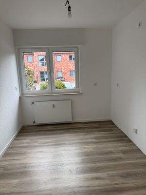 Helle Küche mit Fenster