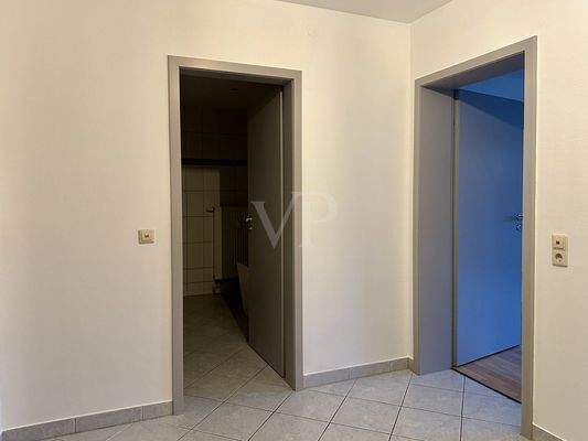 Flur mit Zugang zu Badezimmer und Wohnzimmer