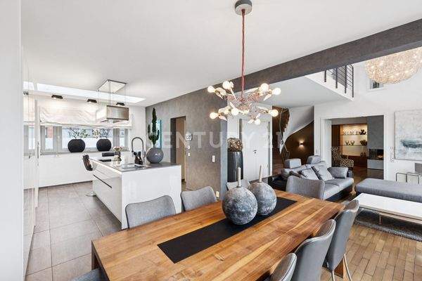 Offen gestalteter Wohnbereich mit fließenden Übergängen