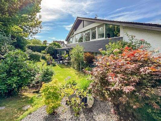 Gartenansicht im Sommer