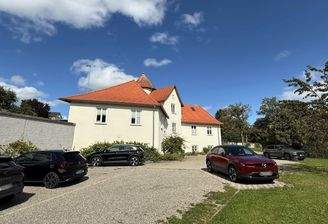 Ansicht vom sanierten Schloß mit Stellplätzen